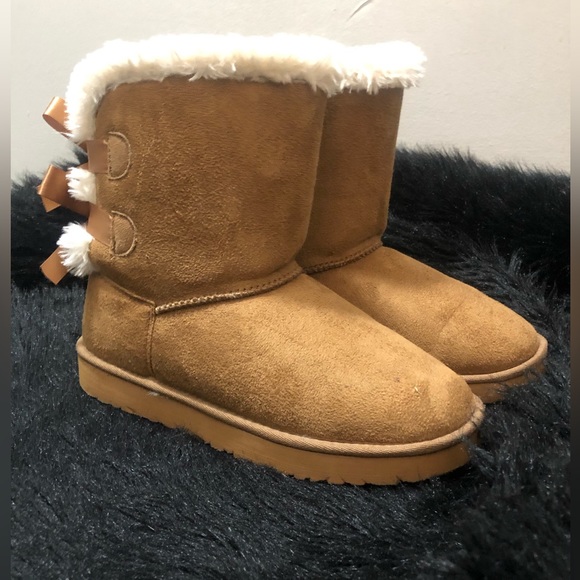 UGG Bailey Bow II Tan size 9 Worn once Excellent condition - Picture 2 of 3